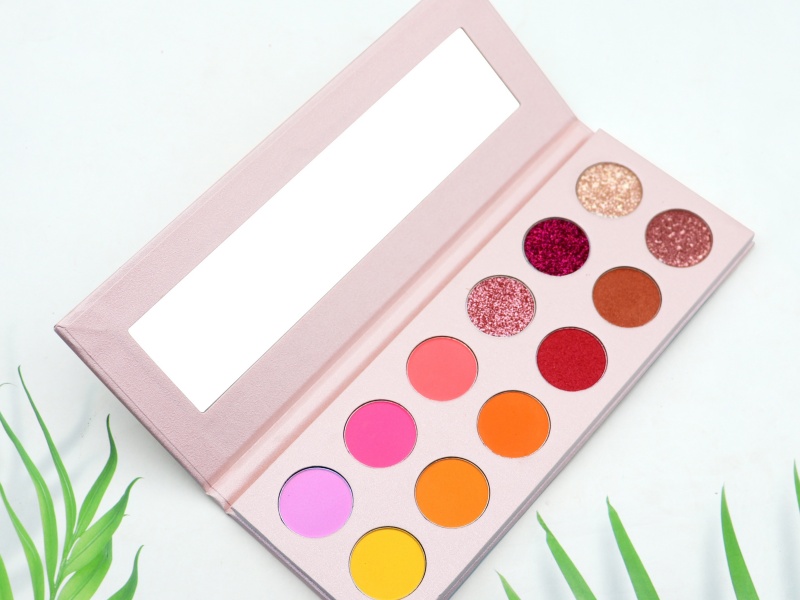 How to create a customized eyeshadow palette with a unique brand style through cardboard?