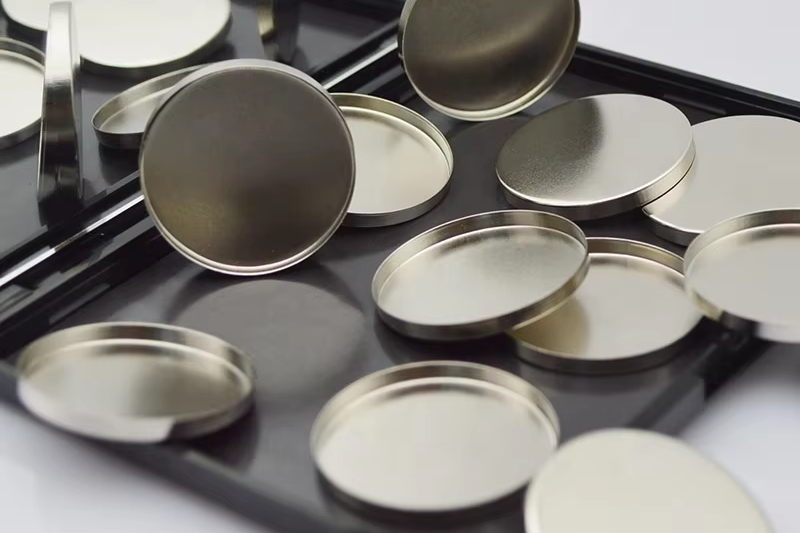 The Role of Empty Makeup Tin Trays in Cosmetic Packaging